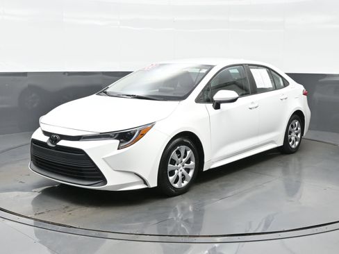 Used 2023 Toyota Corolla LE FWD image 2