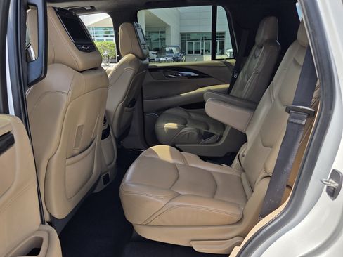 Used 2019 Cadillac Escalade Platinum RWD image 11