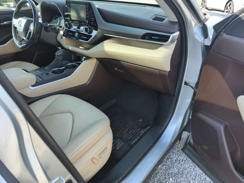 Used 2020 Toyota Highlander XLE FWD image 39