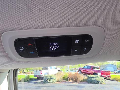 Used 2024 Chrysler Pacifica Touring-L FWD image 25