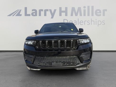 Used 2023 Jeep Grand Cherokee Altitude image 3