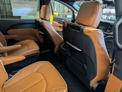 New 2026 Chrysler Pacifica Pinnacle AWD/4WD image 8
