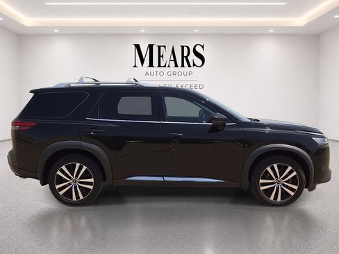 Used 2023 Nissan Pathfinder Platinum w/ Black Appearance Package FWD image 6