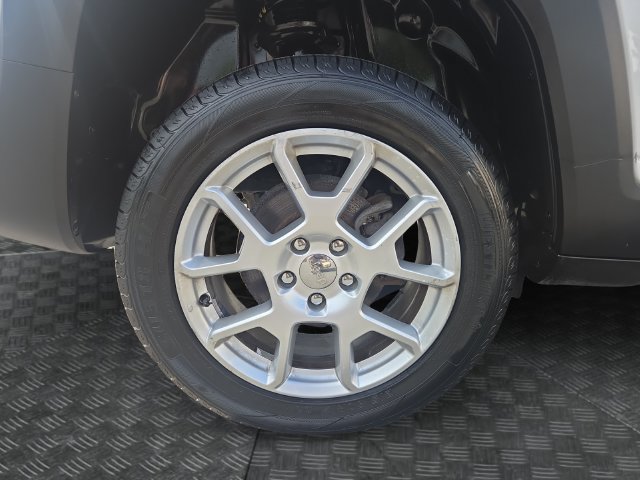Used 2019 Jeep Renegade Latitude AWD/4WD image 37
