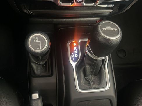 Used 2023 Jeep Gladiator Sport AWD/4WD image 17