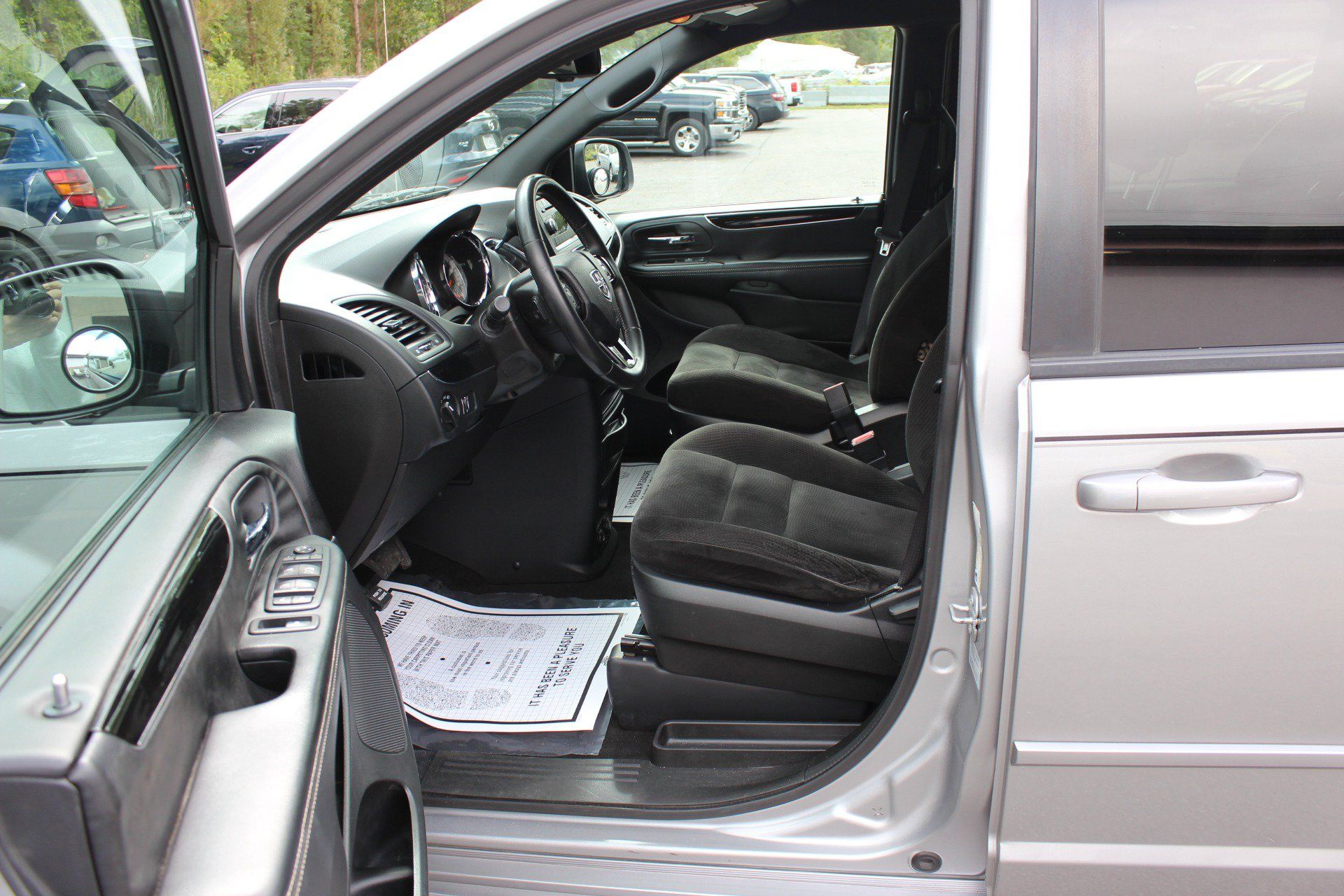 Used 2017 Dodge Grand Caravan SE FWD image 16
