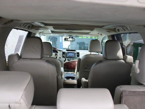 Used 2014 Toyota Sienna Limited w/ Limited Premium Package image 12