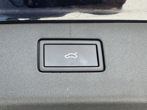 New 2025 Volkswagen Tiguan SE image 10