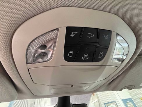 Used 2023 Chrysler Pacifica Touring-L FWD image 34