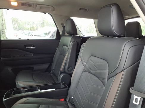 Certified 2025 Nissan Pathfinder Platinum image 19