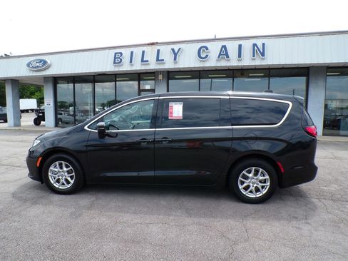 Used 2023 Chrysler Pacifica Touring-L FWD image 4