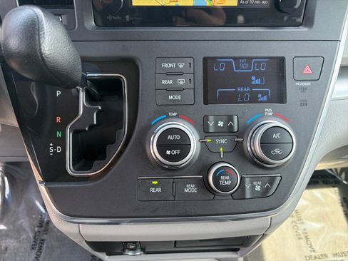 Used 2015 Toyota Sienna LE FWD image 22