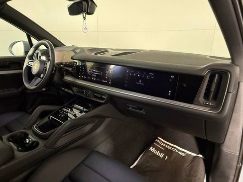 Certified 2025 Porsche Cayenne image 19