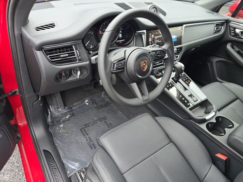 New 2025 Porsche Macan GTS image 4