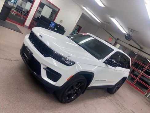 Certified 2024 Jeep Grand Cherokee Altitude image 2