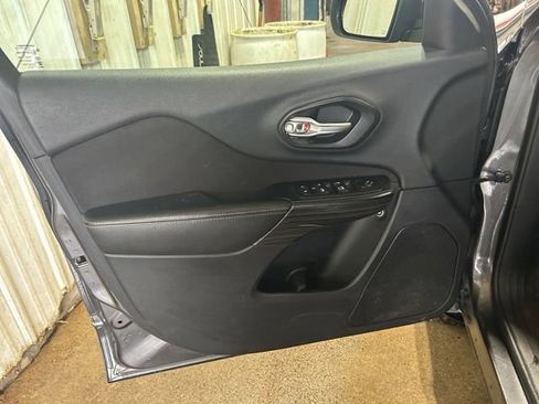 Used 2014 Jeep Cherokee Latitude w/ Comfort/Convenience Group AWD/4WD image 26