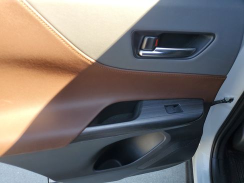 Used 2024 Toyota Venza Limited image 12