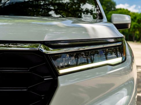 Used 2023 Honda Pilot Touring image 11