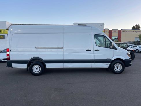 Used 2015 Freightliner Sprinter 2500 RWD image 2