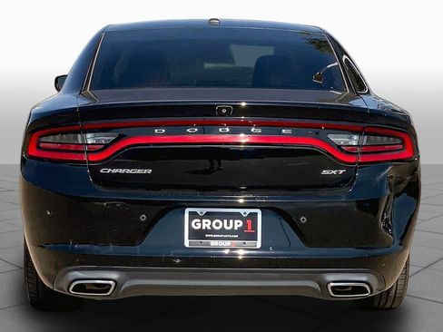 Used 2018 Dodge Charger SXT RWD image 4