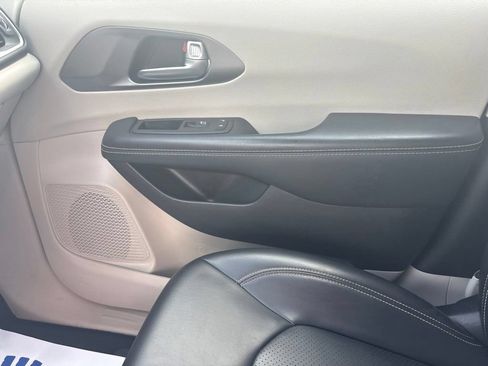 Certified 2023 Chrysler Pacifica Touring-L FWD image 28