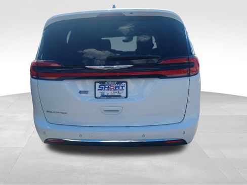 Used 2023 Chrysler Pacifica Touring-L image 6
