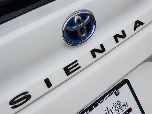 Used 2024 Toyota Sienna LE image 5