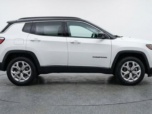Used 2025 Jeep Compass Latitude AWD/4WD image 11
