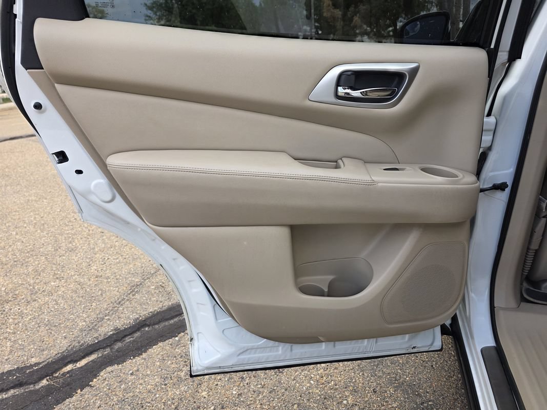 Used 2014 Nissan Pathfinder Platinum w/ Platinum Premium Package FWD image 16