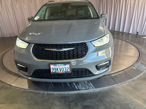 Used 2022 Chrysler Pacifica Touring-L FWD image 2