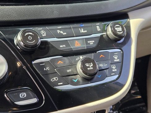 Used 2023 Chrysler Pacifica Touring-L FWD image 30