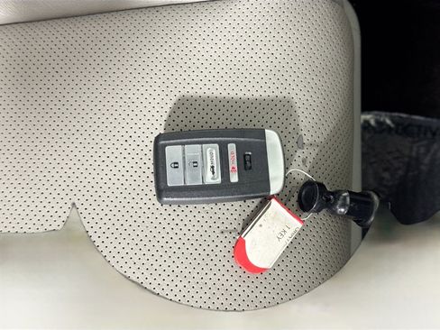 Used 2018 Acura TLX w/ Technology Package image 39