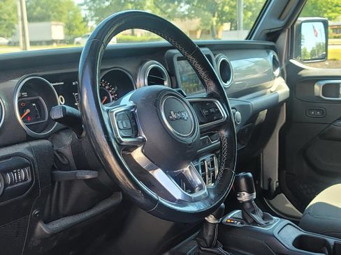Used 2018 Jeep Wrangler Unlimited Sahara AWD/4WD image 14