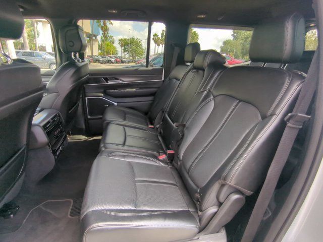Certified 2024 Jeep Wagoneer Series II w/ Flexible Seating Group RWD image 17