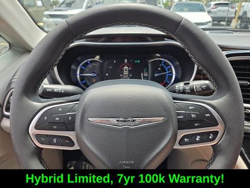 Used 2023 Chrysler Pacifica Limited FWD image 27