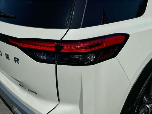 Used 2024 Nissan Pathfinder SL image 10