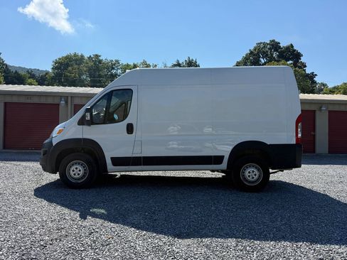 Used 2024 RAM ProMaster 2500 w/ Convenience Group FWD image 2
