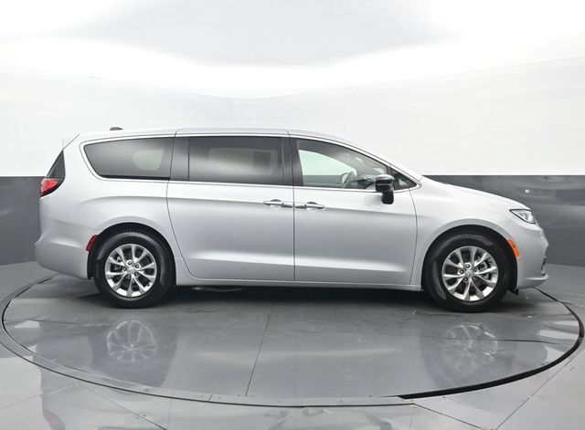 Used 2026 Chrysler Pacifica Limited FWD image 2