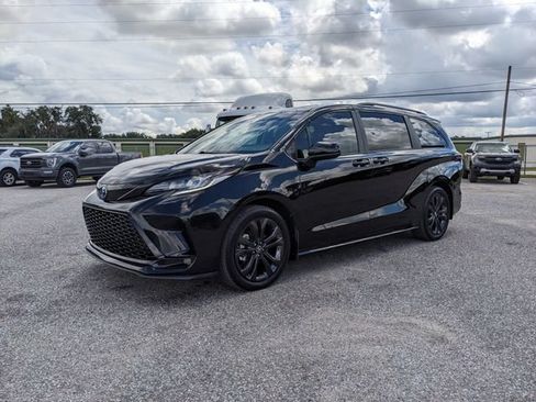 Used 2025 Toyota Sienna XSE w/ XSE Plus Package FWD image 8