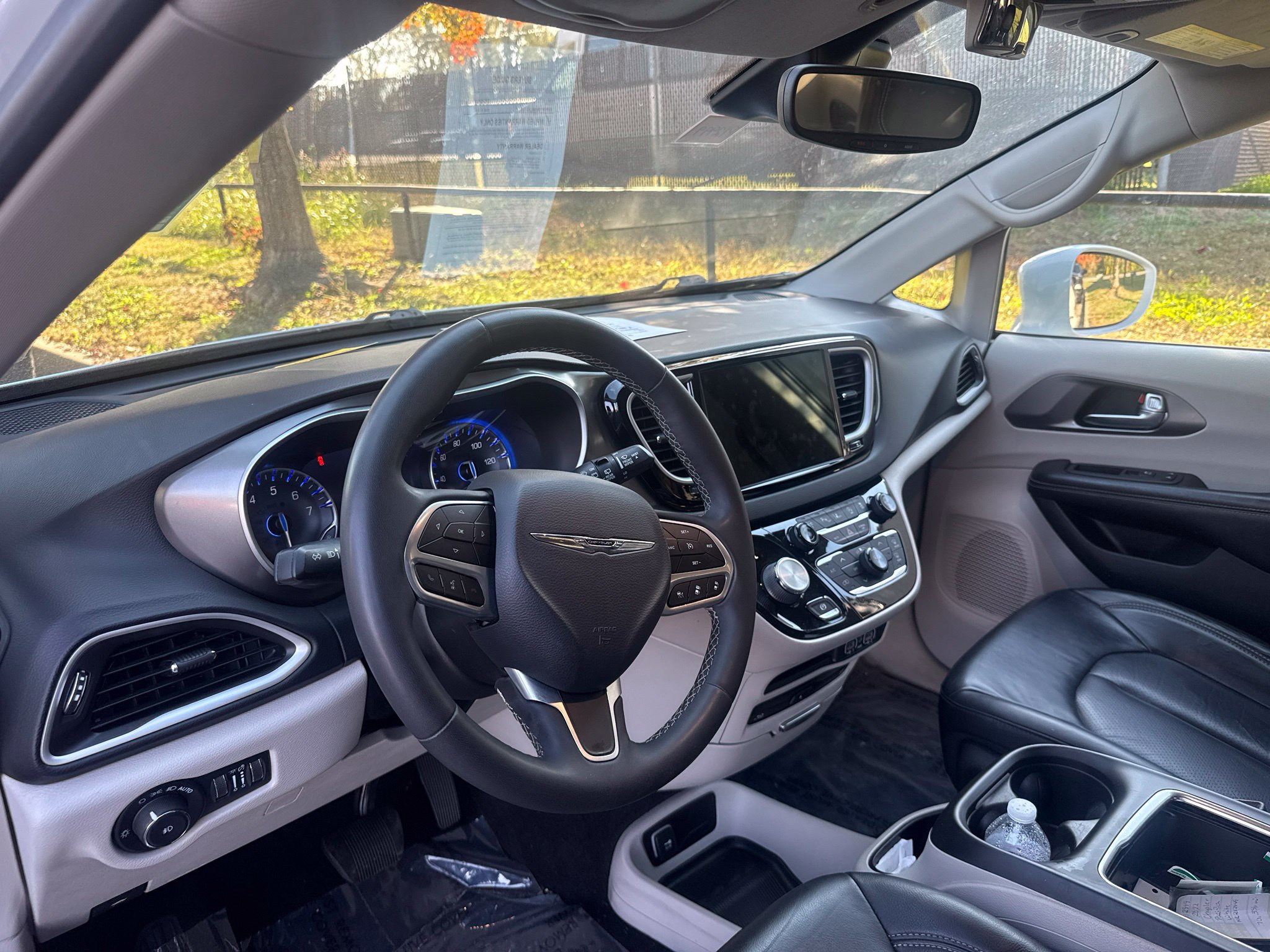 Used 2022 Chrysler Pacifica Touring-L w/ Uconnect Theater Family Group FWD image 11