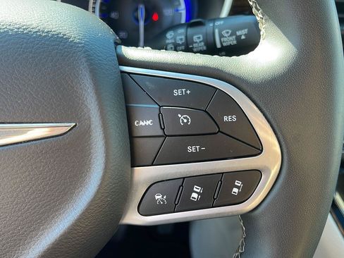 Used 2023 Chrysler Pacifica Limited FWD image 21