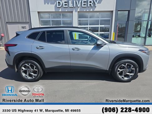 Used 2024 Chevrolet Trax LT w/ Driver Confidence Package FWD image 10