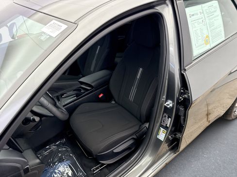 Used 2025 Hyundai Elantra Sport image 11
