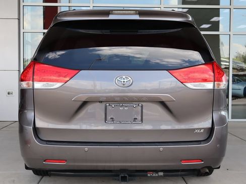 Used 2014 Toyota Sienna XLE w/ XLE Premium Package FWD image 7