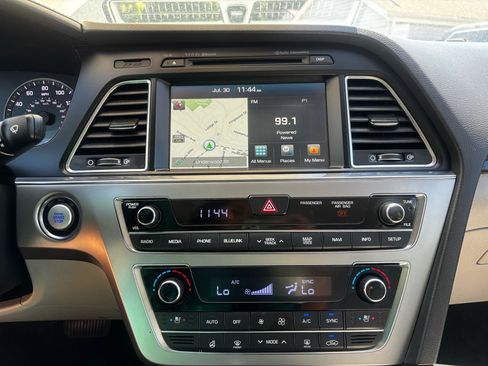Used 2016 Hyundai Sonata Limited w/ Option Group 04 FWD image 15