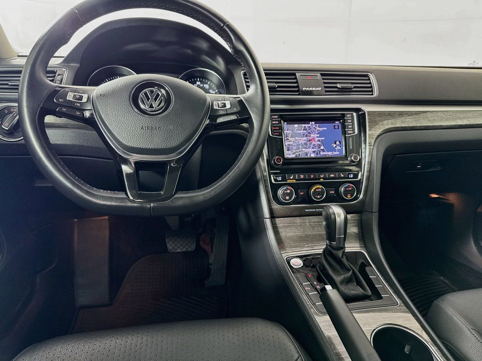 Used 2018 Volkswagen Passat 2.0T SE FWD image 15