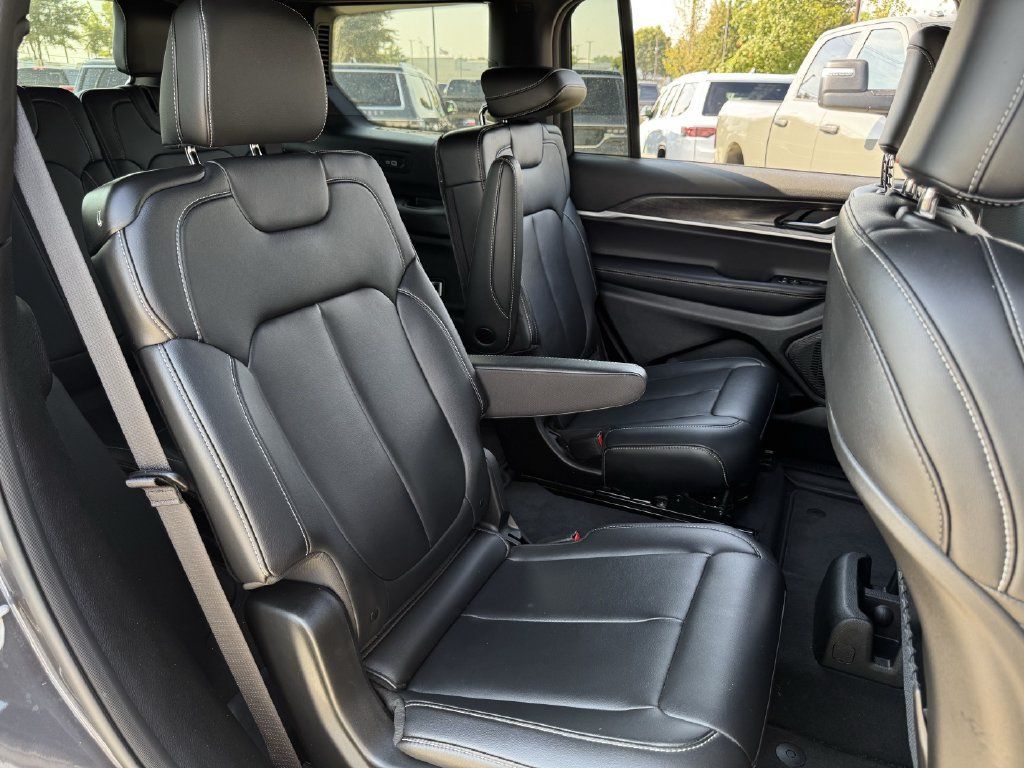 Used 2025 Jeep Grand Cherokee L Limited RWD image 29