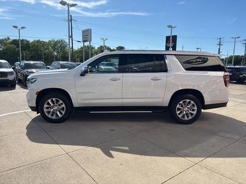 Used 2024 Chevrolet Suburban Premier RWD image 4