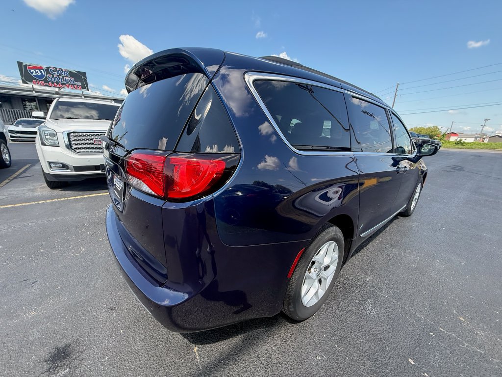 Used 2017 Chrysler Pacifica Touring-L w/ Tire & Wheel Group FWD image 3