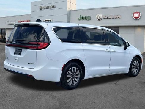 Used 2023 Chrysler Pacifica Touring-L FWD image 7